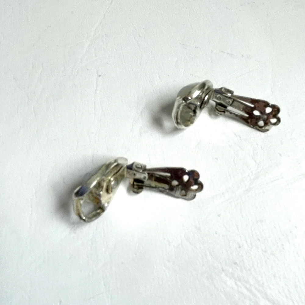 VINTAGE CORO WHITE OPAGUE THERMOSET CLUP ON EARRINGS SILVER HARDWARE - Picture 4 of 5